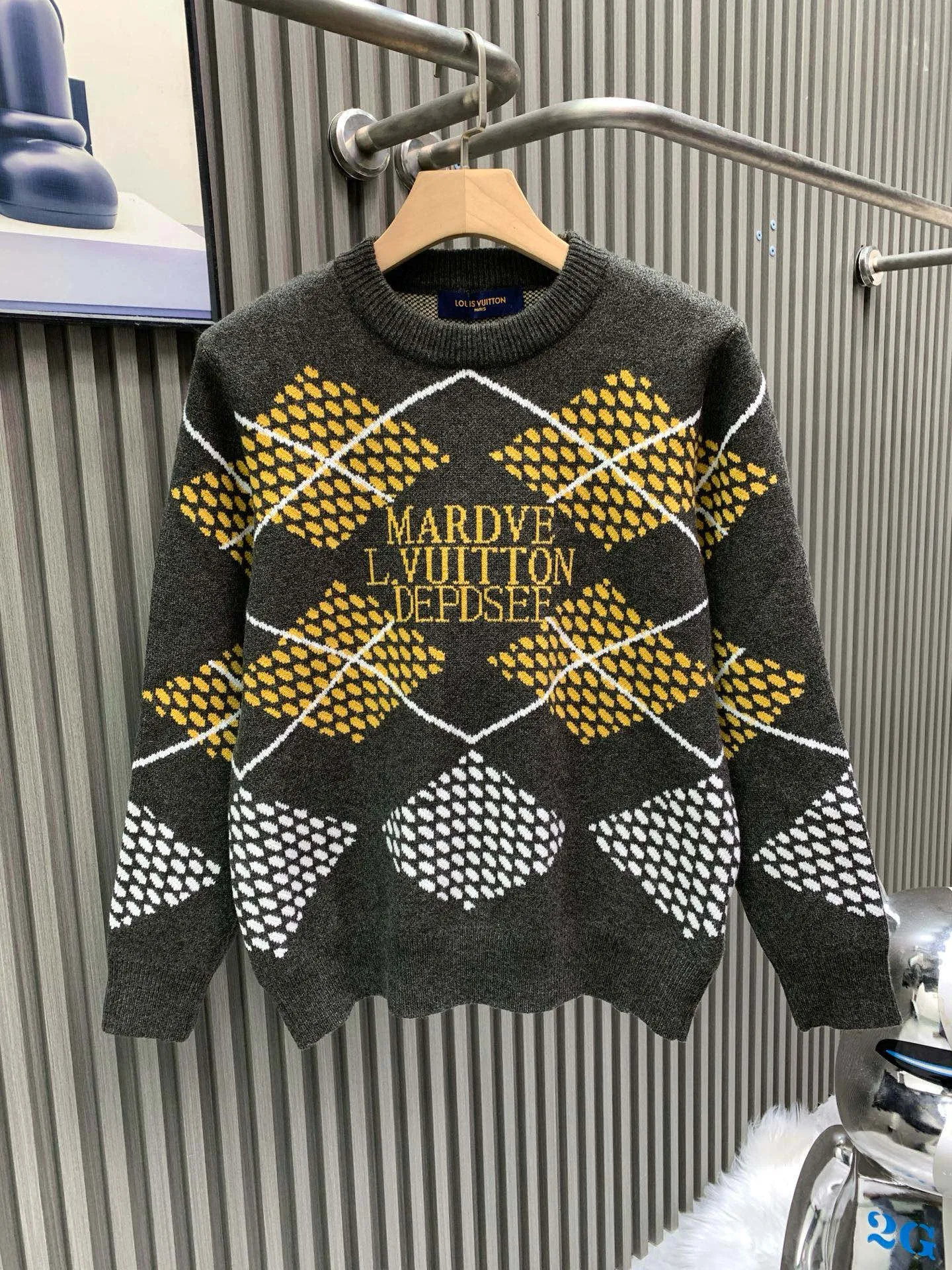 🅿️400 🀄️ Louis Vuitton 💥𝗟𝗩 | 𝟮5𝘀𝘀New ing This graphic jumper stands out with the collection’s Damier Argyle pattern Made from heavy yellow-gray knitted jacquard Fabric with a chic texture This heritage-inspired design reinterprets the iconic House Damier in a retro plaid pattern Marque on the chest 1.V*itton De💰*sée pattern This vibrant piece adds a bold accent to everyday looks Regular fit All-over Damier Argyle Jacquard Marque 1.Vu*tt*n De💰osée Center front Ribbed collar Cuffs and hem Unisex